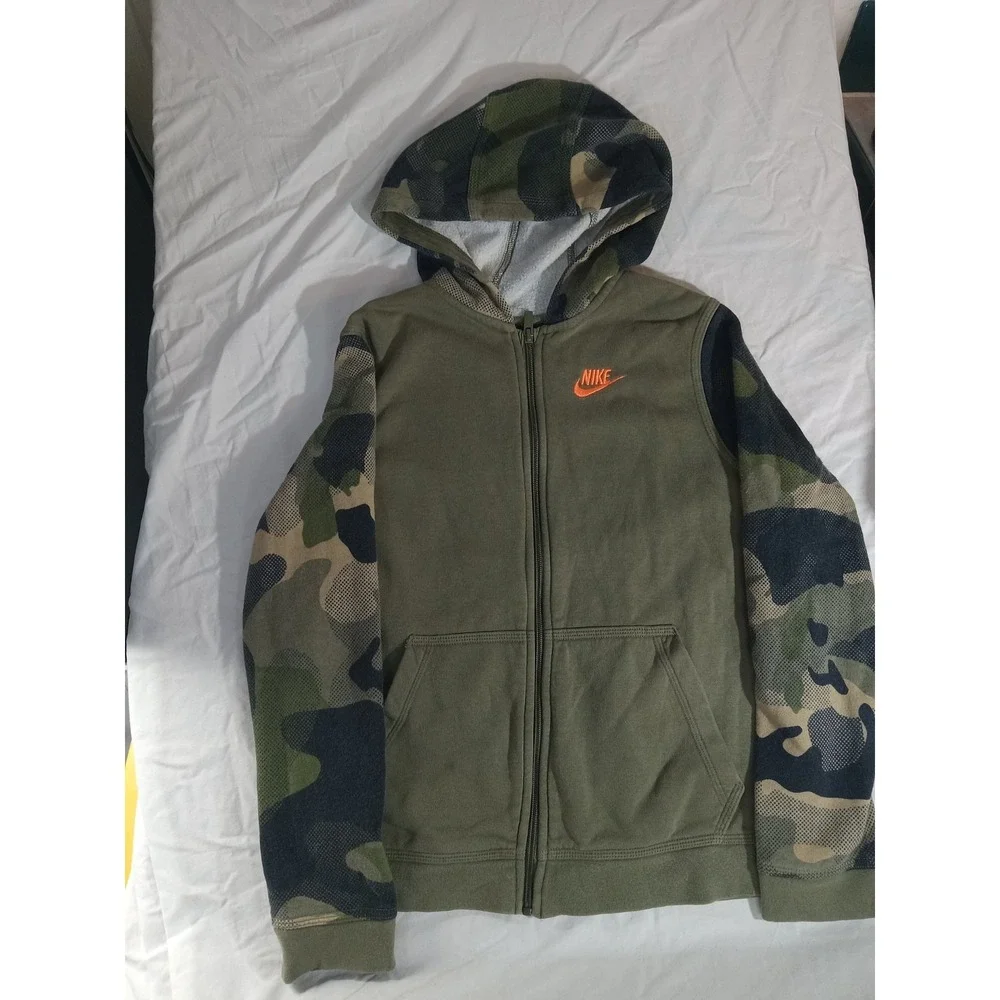 Nike‎ Camo Hoodie Youth Size Large  Boys/Girls Hooded Sweatshirt. Orange Swoosh
